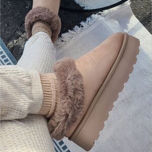 🍂🐻The Autumn// taupe faux fur lined platform slippers